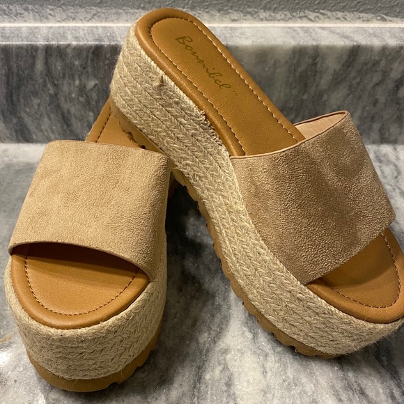 Brand new in box Mule Open Wedges Size 6 - Picture 1 of 3